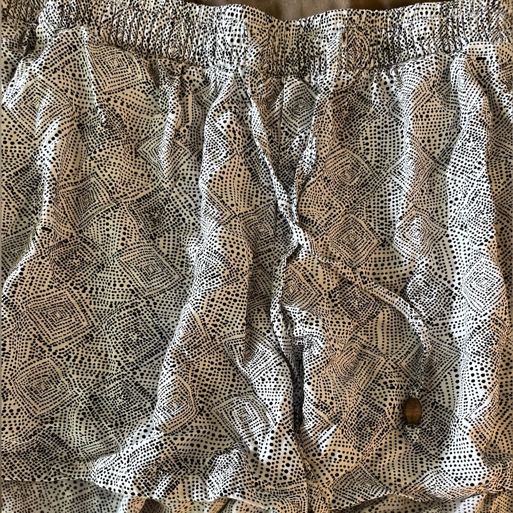 EUC Old Navy black & white print shorts